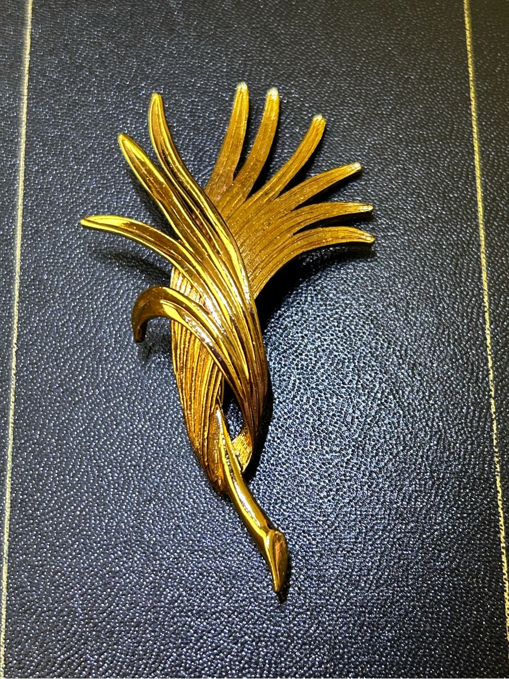 Vintage Monet Signed Gold-Tone Line Leaf Womens Jewelry Brooch Pin
